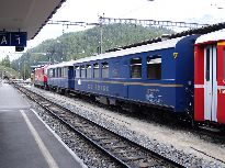 Restaurační vůz WR 3810 ve stanici St. Moritz spolu s vozem původně z Berninské trati. Foto 2. 6. 2005 © Romanb Šiler.