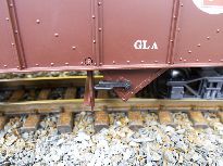 Klapky výsypek se odjišťují ručně pákou. Otevřou se ihned naplno.