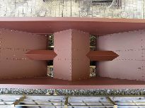 Při otevřených klapách je dobře vidět prostor, kam se vysype přepravovaný materiál.