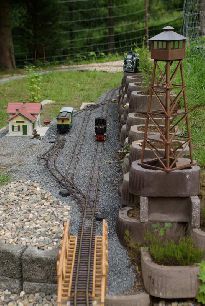 Celkový pohled východním směrem přes nádraží Slívovice, kde právě posunuje lokomotiva 995603. Foto 17. 8. 2007.