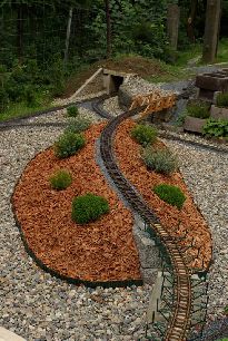 pohled na objekty západní části kolejiště (podobně jako u předchozího snímku)