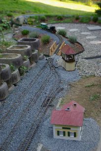 Pohled od nádraží Slívovice západním směrem. K vidění zejména tříkolejné nádraží s odbočovací výhybkou pro budoucí expanzi kolejiště a stavědlo, které již v reálu na tomto místě není (je přemístěno dále na západ)