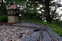 Nízký pohled na trať směrem ke stavědlu Západ.
Foto 15. 8. 2007.