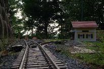 Nízký pohled od východní části kolejiště směrem ke vstupní výhybce do nádraží Slívovice.