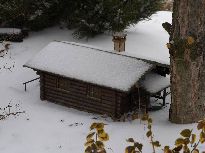 Lesní srub Pola G 331722. Umístěn nad nádražím »Susch«.