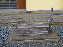 Kamenná kašna s elektrickým čerpadlem - Pola G 331763. Model má elektrický pohon, který přečerpává skutečnou vodu naplněnou do kašny.