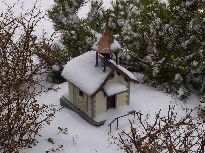 Horská kaplička samozřejmě občas zasněží.