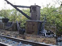 Jeřáb je funkční (ruční pohon), za vrátky kobky můžeme umístit lopaty a další nářadí...