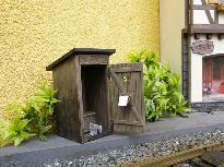 Latrína s rolkou a pohozenými novinami - Piko G 62246. Ještě chybí trůnící figurka.