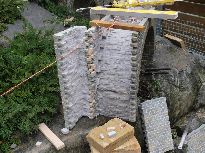 Usazování koncového pilíře obloukového mostu.
Foto 8. 11. 2009 © Roman Šiler.