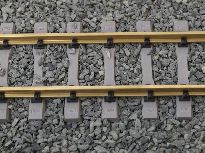 Betonové pražce ve štěrkovém loži.