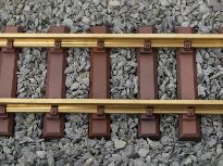 Ocelové pražce ve štěrkovém poli.