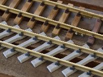 Jednotlivé pražce s otočnými stoličkami umožňují zmenšit rozchod.