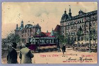 Kolorovaná pohlednice s motorovým vozem evid. č. 13 na lince NEPOMUCKÁ TŘÍDA – ŠKVRŇANY, který vjíždí na mostek přes rameno řeky Radbuzy na Královském nářeží směrem na náměstí. Pohlednice byla vydána v roce 1902. Originální negativ dosud nenalezen, autor neznámý. Pohlednice ze sbírky DRAH-servis.