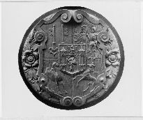 Unikátní fotografie mosazného znaku města Plzně, který byl používán na tramvajích. Fotografie byla pořízena (podle komentáře na zadní straně) v době nuceného odevzdání barevných kovů pro válečnou výrobu. Odlitky tak byly přetaveny nejspíš na nábojnice. Díky této fotografii mohly být znovu vyrobeny řezbářským způsobem modely, které byly použity pro odlití replik. byly jako repliky