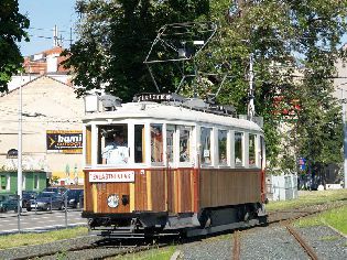 Motorový vůz č. 107 u zastávky Výstaviště hlavní vstup. Foto © Martin Šiler.