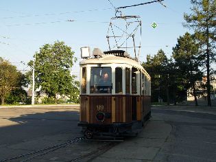 Motorový vůz č. 99 u ústředních dílen ve vozovně Medlánky. Foto © Martin Šiler.