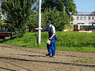 Správce depozitáře TMB Miloš Tlaskal při organizaci posunu. Foto © Martin Šiler.