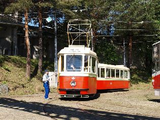Souprava »plecháče« motorový vůz č. 126 + vlek č. 301. Foto © Martin Šiler.