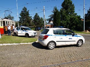 Vozy dispečinku zajišťující průjezd soupravy parní tramvaje Caroline. Foto © Martin Šiler.
