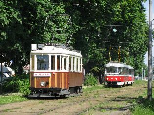 Motorový vůz č. 107 mezi zastávkami Výstaviště, hlavní vstup a Výstaviště, vstup G2. Foto © Jan Píšala.
