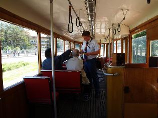 Interiér vozu č. 126 na cestě na Náměstí Svobody. Foto © Martin Šiler.