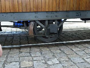 Vykolejená náprava vozu č. 25. Foto © Martin Šiler.