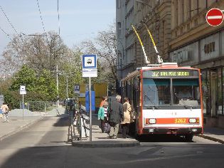 14TrR. při nástupu cestujících. Foto 25.4.2010 © Roman Šiler