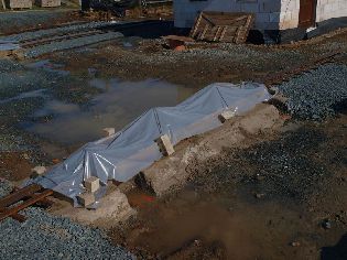 Ochrana čerstvého betonu přejezdu před deštěm. Foto 15. 7. 2011 © Roman Šiler.