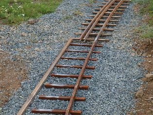 Navaření kolejového »polotovaru« na konec traťové koleje. Foto 4. 7. 2011 © Martin Šiler.