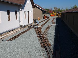 Pan Grega svařuje další kolejová pole vjezdové skupiny. Foto 30. 9. 2011 © Roman Šiler.