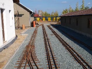 Jedna průjezdná a tři odstavné koleje mezi výpravní budovou a vozovnou. Foto 16. 10. 2011 © Roman Šiler.