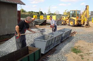 Naložit štěrk je prostě dřina. Foto 15. 9. 2011 © Jan Palán.