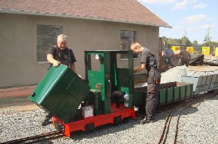 Příprava lokotraktoru na start. Foto 15. 9. 2011 © Jan Palán.