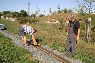 Měření příčného i podélného sklonu trati. Foto 15. 9. 2011 © Jan Palán.