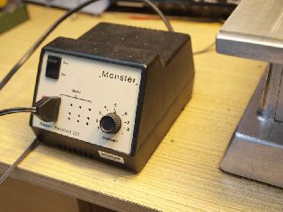 Napájecí transformátor pro okružní pilu.