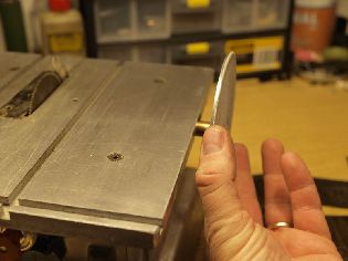 Nasazení brusného kotouče.