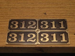 Hotové štítky s evidenčními čísly.