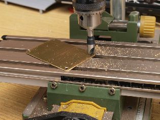 Záhlubníkem čistíme obě strany děr.