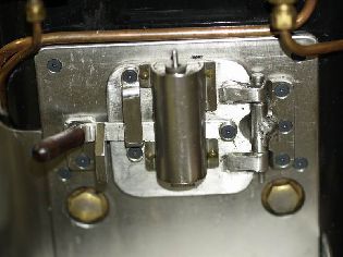Pecní dvířka jsou zajištěna mechanismem dle skutečnosti.