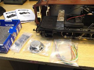 Obsah balení zvukového dekodéru eMOTION XLS.