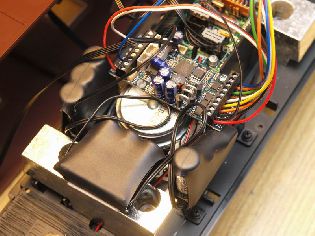 Konečné umístění kondenzátorového zdroje do lokomotivy.