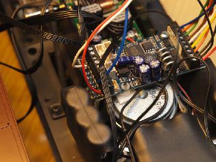 Kondenzátory nikde nesmí přesahovat vnitřní obrys výlisku skříně modelu.