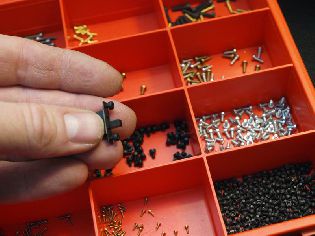 Výběr šroubků pro upevnění vypínače.