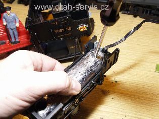 odšroubování vrutů závaží