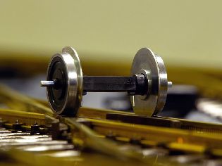 Pokud kolíky el. vývodů směřují dolů, dostávají se připojené kabely do styku s kolejovým svrškem.