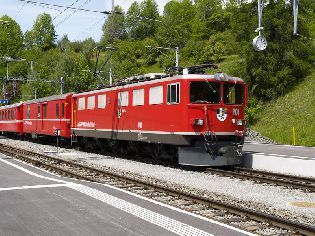 Lokomotiva evid. č. 701 na čele osobního vlaku ve stanici Filisur. Foto 26. 5. 2006 © Roman Šiler.