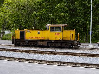 Lokomotiva Gmf 4/4 242 ve stanici Klosters. Foto 4. 6. 2005 © Roman Šiler.