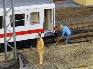 Klasické figurky Preiser ve velikosti 1:22,5 nejsou vůči modelům velikosti 1,5 nijak přerostlé.