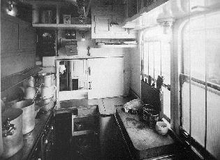 Původní elektricky vybavená kuchyně.